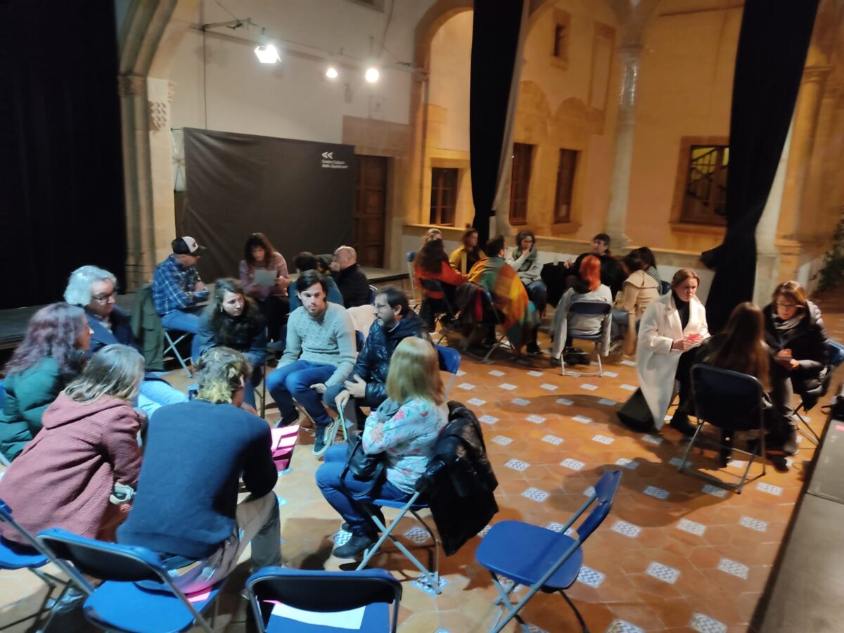 segona assemblea d'artistes organitzada per Fòrums del Barris i coordinada per Tornavís Teatre